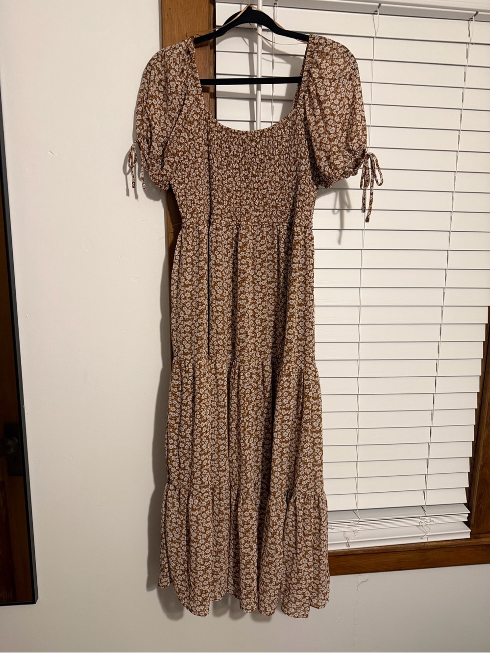 Blu Pepper Brown Floral Tiered Maxi Dress with Puff Sleeves size Large - Picture 2 of 3